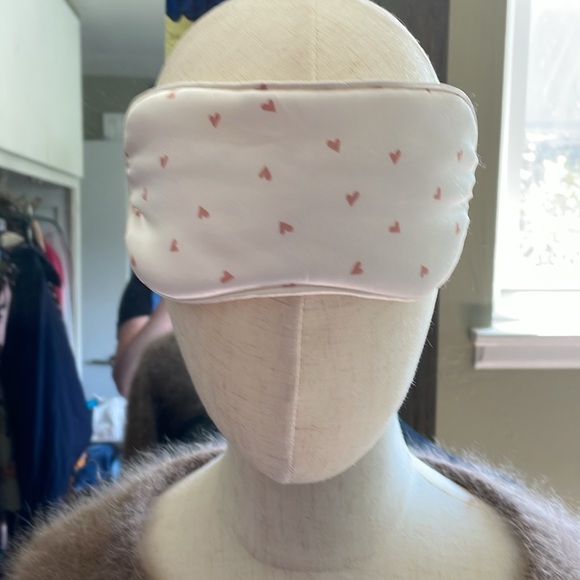 New without tags Barefoot dreams sleep eye cover white with pink hearts 💕💕💕 - Picture 4 of 4